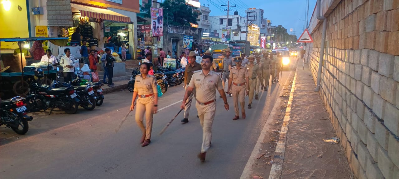 ದೊಡ್ಡಬೆಳವಂಗಲದಲ್ಲಿ ಪೊಲೀಸರ ಪಥ ಸಂಚಲನ: ಶಾಂತಿ, ಸುವ್ಯವಸ್ಥೆ ಕಾಪಾಡುವಂತೆ ಇನ್ಸ್ಪೆಕ್ಟರ್ ಡಾ‌.ಎಂಬಿ ನವೀನ್ ಕುಮಾರ್ ಕರೆ| ವಿಡಿಯೋ