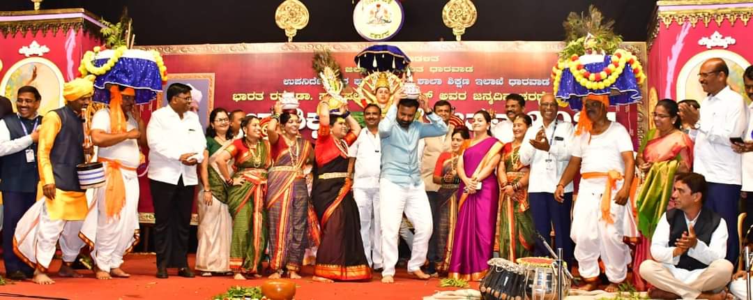 ಶಿಕ್ಷಕರೊಂದಿಗೆ ಜಾನಪದ ನೃತ್ಯಕ್ಕೆ ಸಚಿವ ಸಂತೋಷ ಲಾಡ್ ಹೆಜ್ಜೆ