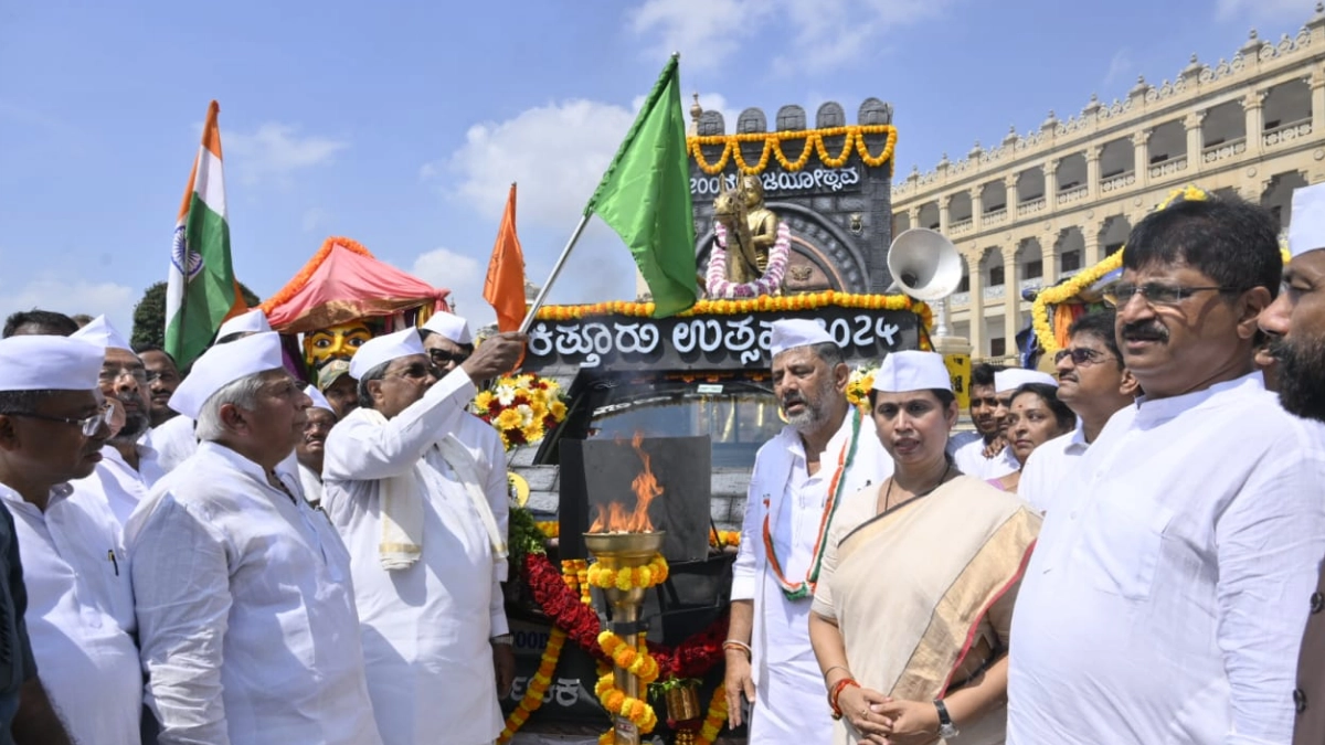 ಕಿತ್ತೂರು ವಿಜಯೋತ್ಸವದ ಜ್ಯೋತಿಗೆ ಸಿಎಂ ಸಿದ್ದರಾಮಯ್ಯ ಚಾಲನೆ