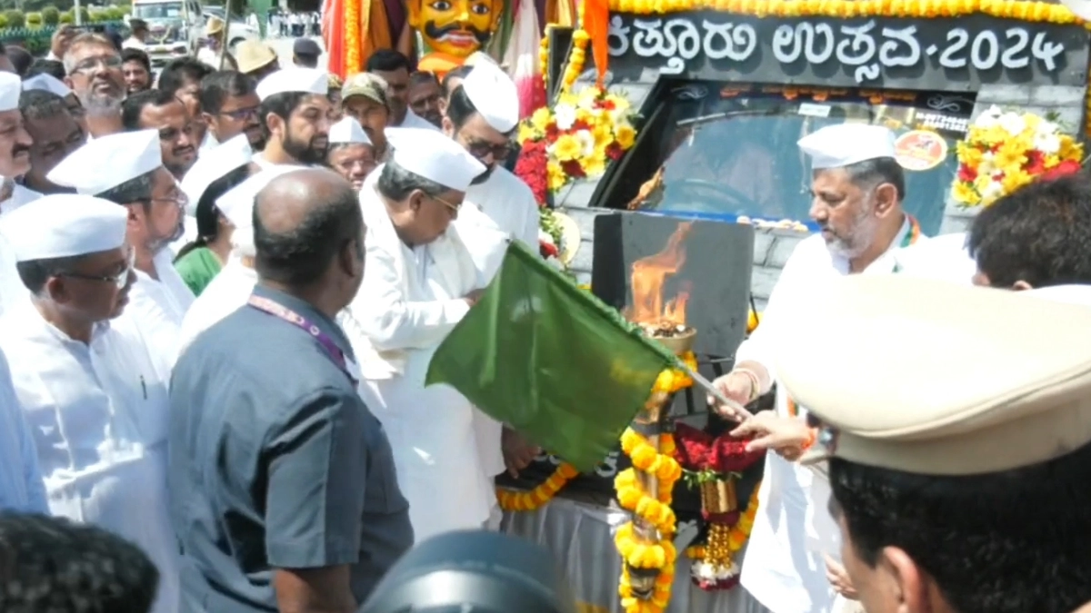 ಕಿತ್ತೂರು ವಿಜಯೋತ್ಸವದ ಜ್ಯೋತಿಗೆ ಚಾಲನೆ ವೇಳೆ CM ಶಲ್ಯಕ್ಕೆ ತಗುಲಿದ ಬೆಂಕಿ..!| video