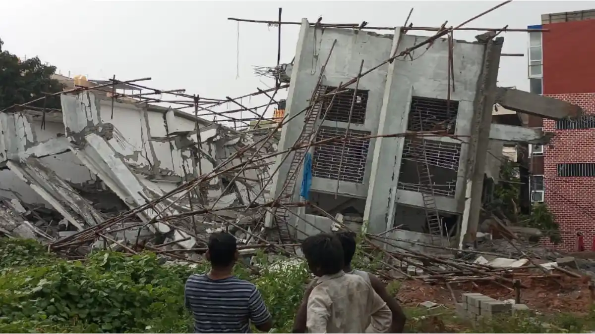 ಬೆಂಗಳೂರಲ್ಲಿ ನಿರ್ಮಾಣ ಹಂತದ ಕಟ್ಟಡ ಕುಸಿತ; ಕಾರ್ಮಿಕರು ಸಿಲುಕಿರುವ ಶಂಕೆ| Video