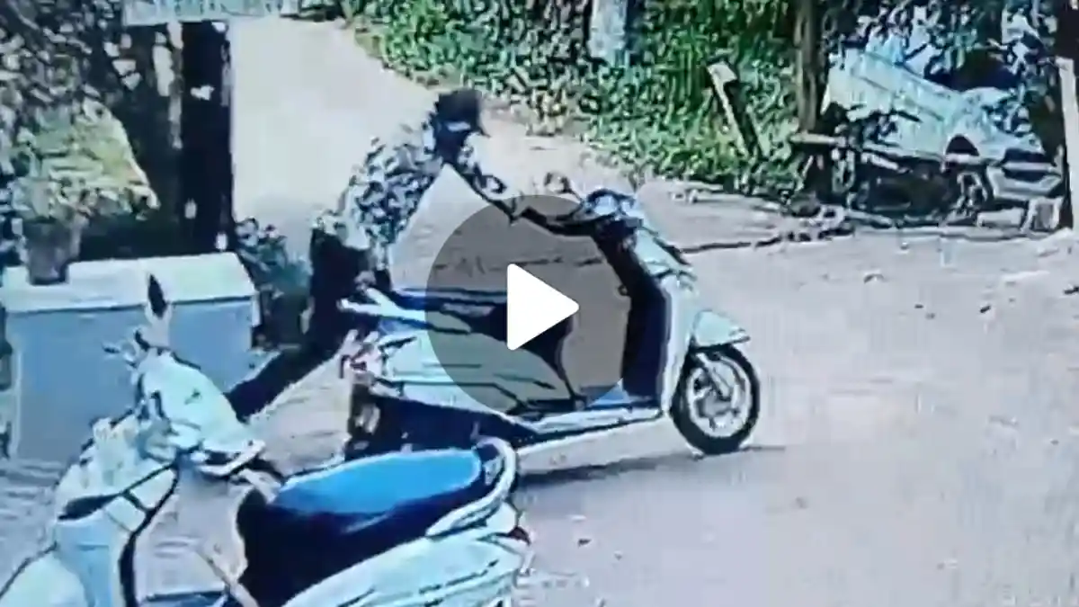 Doddaballapura: ಹಾಡಹಗಲೇ ಸ್ಕೂಟರ್ ಕಳವು..! ದೂರು| Viral video ನೋಡಿ