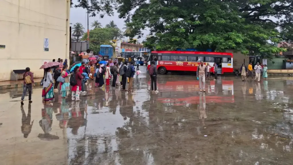 Doddaballapuraದಲ್ಲಿ Cyclone Fengal ಅವಾಂತರ: ವಿದ್ಯುತ್ ಪೂರೈಕೆ ಸ್ಥಗಿತ, ಶಾಲೆಗೆ ತೆರಳಲು ಮಕ್ಕಳ ಪರದಾಟ..!