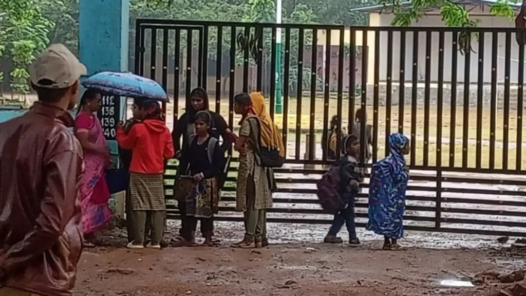 Doddaballapuraದಲ್ಲಿ Cyclone Fengal ಅವಾಂತರ: ವಿದ್ಯುತ್ ಪೂರೈಕೆ ಸ್ಥಗಿತ, ಶಾಲೆಗೆ ತೆರಳಲು ಮಕ್ಕಳ ಪರದಾಟ..!