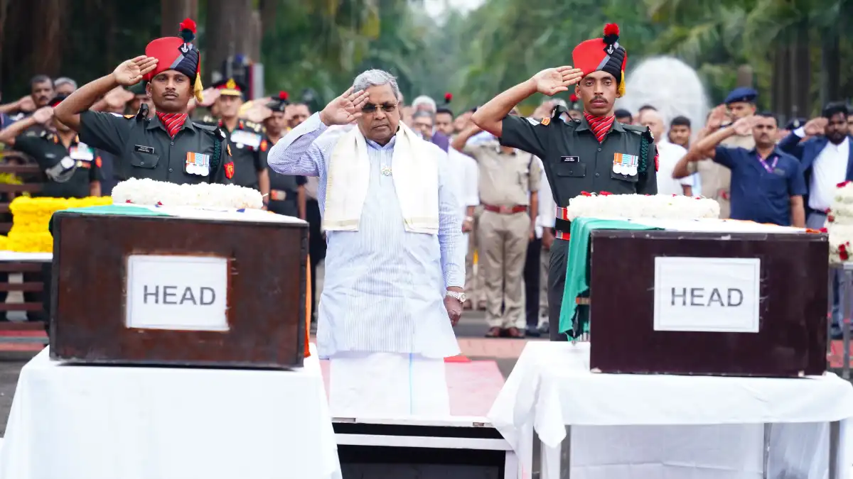 ಅಪಘಾತದಲ್ಲಿ ಮೃತ ಯೋಧರಿಗೆ ಸಿಎಂ ಅಂತಿಮ ಗೌರವ: ಹುತಾತ್ಮ ಯೋಧರ ಕುಟುಂಬಕ್ಕೆ ಸರಕಾರದಿಂದ ನೆರವು ಘೋಷಣೆ| Cmsiddaramaiah