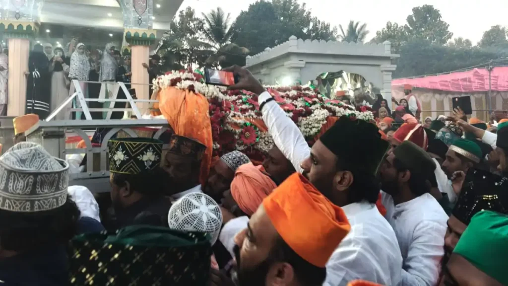 Doddaballapura; Imtiaz Hussain Chisti funeral in presence of thousands of followers