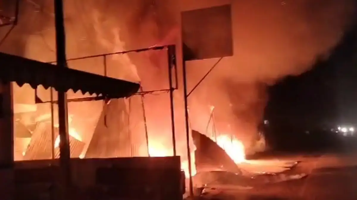 Doddaballapura: Bed sheet shops fire.. Huge loss